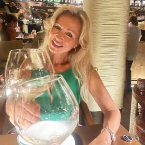 Kateřina Brožová Instagram - Moji milí, ač nejsem typický influencer, čehož si dnešní doba asi žádá, dávám sem fotky a minipříběhy ze svého života a vás to zajímá, za což bych vám chtěla velmi poděkovat❤️Dnes se na mém instagramu objevilo číslo 100 000…..Děkuji vám za přízeň a jedeme dál…🍀🙋‍♀️🥂🙏❤️