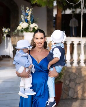 Katerina Stikoudi Instagram - Ήταν μία από τις πιο όμορφες στιγμες της ζωής μου.
 Και θέλω να ευχαριστήσω - πέρα από τους αγαπημένους που μας τίμησαν με την παρουσία τους -  όλους αυτούς που την έκαναν πραγματικότητα. Αρχικά τους @steliosmanolas_  και τη @stovabambini που έντυσαν τα αγόρια μου.  Τα ρούχα, η λαμπάδα, το κουτί βάπτισης, τα μαρτυρικά ήταν ακριβώς όπως τα είχα φανταστεί και η ομάδα της @stovabambini φρόντισε μέχρι και την τελευταία λεπτομέρεια. Η προσωπική πινελιά και τo ενδιαφέρον του φίλου μου  Στέλιου, ήταν η βάση για τη μαγική τελετή της προηγούμενης εβδομάδας. Ευχαριστω και πάλι!!!