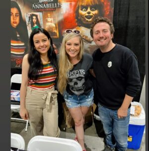 Katie Sarife Instagram - Got to meet so many lovely people at @horrorconla this weekend with @thescarycloset ! What a spectacular time!!! Some of my friends popped by to visit too 💕 So much love for everyone!

What con should I go to next?! 😘

Also, thinking of cutting my hair to the length of the last pic, but can’t decide. Thoughts?