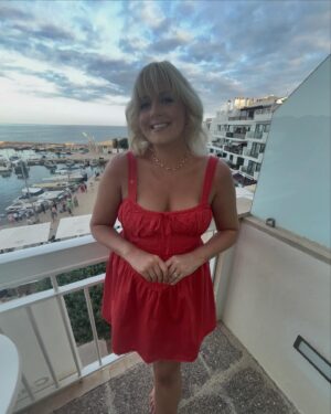 Katie Thistleton Instagram - Mostly holding pebbles 🪨 🐚 
(Yes yes I know you can’t see my other leg etc 🦩 )
Red dress: @asos and it comes in other colours and I want them all 
Blue dress: @ro_and_zo #gifted