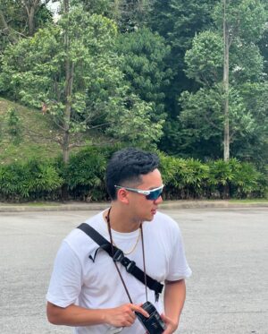 Katrina Dovey Instagram - KL DAY 2 🥰

On this day, we took the hop on hop off bus around the city so we could make the most of a day and see all KL has to offer 😄

First stop was Chinatown where we had CHICKEN RICE of course 🤤

Checked out Central Market, Istana Negara Palace and much more. Took my family to Nando’s then ended the night with some swimming 🏊‍♀️ 

Would you like a list of my Kuala Lumpur favorites? :)