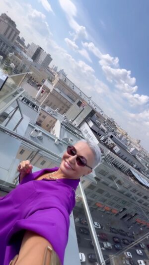 Katya Lel Instagram - Какой чудесный день! В самом сердце Москвы!💜☀️💜 Света Божественной любви всем нам!
#катялель #поднебоммосквы