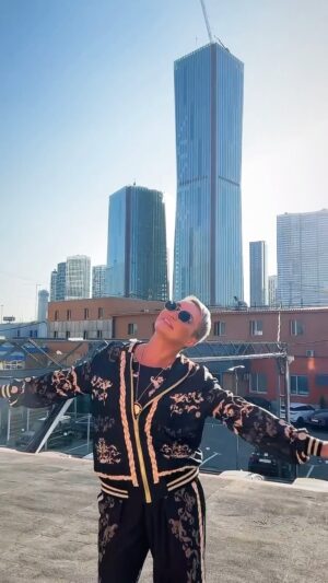 Katya Lel Instagram - С Днём рождения, наша драгоценная Столица! Моя мечта детства, моя Москва!☀️🎈💝
«Под небом Москвы»☀️😇😘. Счастье жить, дышать, любить, творить, созидать, благодарить! 
@basko_brand 👚👖
@elvira_basko 👏🏻
#катялель #любимаямосква #поднебоммосквы #благодарю #люблювас