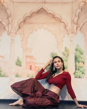Kavya Keeran Instagram - Festive vibes ✨️ 💛 

.
.
.

#ganpatibappamorya #festivevibes #festivewear #FashionForward #festiveseason #fyp #freestyle 
#kavyakeeran