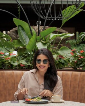 Kavya Shetty Instagram - Sundays are for sleep-ins and slow breakfasts, @reservoire now open for breakfast every Sunday☀️ 

#reservoire #kavyashetty #bangalore #pitchperfectmedia 
Click @kamal_derik