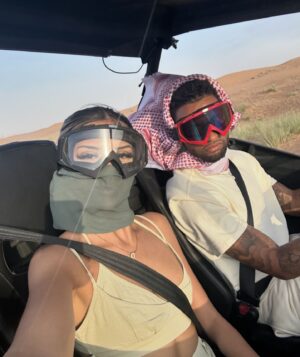 Kayla Kula Instagram - Deux ans d’amour et de bonheur 🥰 les mots ne peuvent pas expliquer comment je t’aime, tu es mon meilleur ami avant tout. Tu me rends heureuse chaque jour. 

Dump 
1. Nos date night a Lisbonne 🇵🇹
2. Nos petites balades >> 
3. Désert 🐪 
4. Petit photo pris par un inconnu à Mykonos 🇬🇷
5. Selfie dans le froid 🥶🇩🇰
6. Les meilleurs night >>> 
7. Selfie sous 40 degrés 🇦🇪