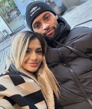 Kayla Kula Instagram - Deux ans d’amour et de bonheur 🥰 les mots ne peuvent pas expliquer comment je t’aime, tu es mon meilleur ami avant tout. Tu me rends heureuse chaque jour. 

Dump 
1. Nos date night a Lisbonne 🇵🇹
2. Nos petites balades >> 
3. Désert 🐪 
4. Petit photo pris par un inconnu à Mykonos 🇬🇷
5. Selfie dans le froid 🥶🇩🇰
6. Les meilleurs night >>> 
7. Selfie sous 40 degrés 🇦🇪