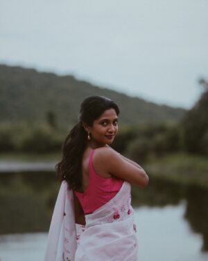 Keerthi Pandian Instagram - Kaadhal 🌸

Photography : @aishwaryashok 
Styling: @_ragambigaa_
MakeUp: @sofdoesmakeup_ from @thebridebar 
Hair: @mani_stylist_ 
Saree: @kavana.in
Blouse: @suta_bombay
Jewellery: @mykreshya
