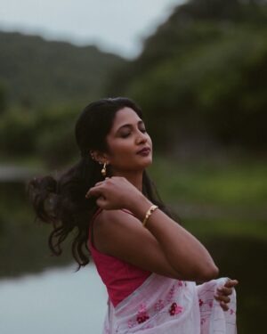 Keerthi Pandian Instagram - Kaadhal 🌸

Photography : @aishwaryashok 
Styling: @_ragambigaa_
MakeUp: @sofdoesmakeup_ from @thebridebar 
Hair: @mani_stylist_ 
Saree: @kavana.in
Blouse: @suta_bombay
Jewellery: @mykreshya