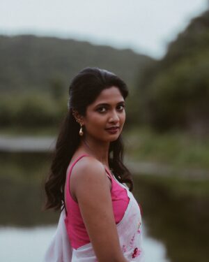 Keerthi Pandian Instagram - Kaadhal 🌸

Photography : @aishwaryashok 
Styling: @_ragambigaa_
MakeUp: @sofdoesmakeup_ from @thebridebar 
Hair: @mani_stylist_ 
Saree: @kavana.in
Blouse: @suta_bombay
Jewellery: @mykreshya