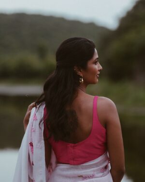 Keerthi Pandian Instagram - Kaadhal 🌸

Photography : @aishwaryashok 
Styling: @_ragambigaa_
MakeUp: @sofdoesmakeup_ from @thebridebar 
Hair: @mani_stylist_ 
Saree: @kavana.in
Blouse: @suta_bombay
Jewellery: @mykreshya