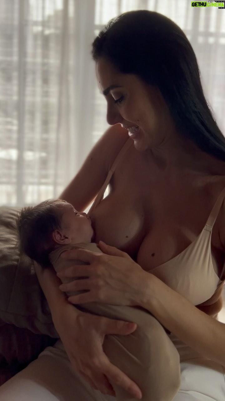 Kelly Baron - 10.4K Likes - Amamentar é um momento de vínculo e prazer com o nosso filho, mas nunca ninguém me disse que o caminho seria só de “flores”... é intenso e exige muito de nós mulheres! Quando olhei esse serzinho tão pequenino e tão dependente, não imaginava que a sua boquinha no meu mamilo pudesse me fazer ver estrelas de tanta dor… e foi assim o nosso primeiro mês, de restrição de sono amamentando de 2 em 2 horas. Mas o maior desafio estava por vir, nos 40 dias pós parto, comecei uma dieta bem restritiva, pois jamais imaginei que muitos dos alimentos que faziam parte do meu dia a dia estavam deixando o meu filho com crises de gases, cólicas e refluxo. Hoje está bem controlado e vejo que o sacrifício vale a pena pelo seu bem-estar. Conforme a orientação dos profissionais da área que me acompanham, volto a introduzir esses alimentos (aos poucos) quando o Miguel completar 3 meses.
Não existe palavras para explicar a sensação tão pura de ver seu filho forte, saciado e imunizado com o alimento que vem de você. É preciso confiar, ter paciência e persistência para enfrentar todas essas fases que vai passar e no futuro sentiremos saudades deste momento só de nós dois. Amamentar é uma das coisas mais lindas que já vivi! ♥️
Ps: Neste vídeo o Miguel tinha 10 dias de vida 🥹 há 2 meses atrás!
#AgostoDourado #Amamentação