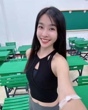 Kelly Huang Instagram - #屏東大學 新生領航營 三天結束了✔️

謝謝所有辛苦的學長學姊老師們❤️

對於我這個現在才要讀大學的阿姨
這三天的體驗 真的是收穫滿滿🙌

剛剛回到家 閉上眼睛（真的累😅）
這三天的畫面一直浮現在我腦海

我真的好幸運！
可以遇見班上一群這麼可愛的同學
音一甲 每一個人都是最棒最獨特的！

我們從一開始大家不熟 都很害羞（我啦）
還好有超棒的學姐們帶著我們
玩破冰遊戲 讓大家慢慢認識彼此

可愛的學姐帶著我們
在校園中走來走去 一直迷路🤣
不小心一直看到其它班的漂亮同學😍😍

我已經很久沒有這樣
跟同學聊天 嘻嘻哈哈的
好開心也很享受😄😄

雖然我們班是人數最少的
但今天一起玩闖關遊戲 
反而覺得人少比較好
因為大家都可以參與到 超級開心
今天都玩到流汗了💦

而且人少 要記大家的名字比較快😃
我今天已經可以叫出所有同學的名字唷！

好喜歡這三天的所有回憶
如果可以，我都有盡量拍下來
好期待接下來YT的新片上架

也請大家繼續支持
「小嫻上大學 能不能畢業？」

（我真的很想放同學的照片 但是我必須要尊重大家的意願 嘻嘻😜之後有機會再分享囉！）

✅YT上新片了 趕快去看看🤗