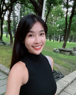 Kelly Huang Instagram - 學校的全家店員超棒！

那天去屏商校區開xx 股長的座談會
結束後要趕回屏師上主修課
肚子實在太餓就衝去全家
隨便夾了一個地瓜 想說墊墊肚子

結帳的時候 店員跟我說
： 「這裡面有一顆石頭 幫妳夾起來喔！
不然秤重會比較重！」
： 「什麼！😅😅有石頭我居然沒看到👀…」

真的太感謝了😃😃🥹
好優秀😙😙
好棒❤️❤️
謝謝妳❤️❤️

～～每天從生活中找到值得開心的事～～

（第二張照片 感謝學校特別邀請專家來宣導防止詐騙 提醒大家 來路不明的短網址千萬不要點喔！）