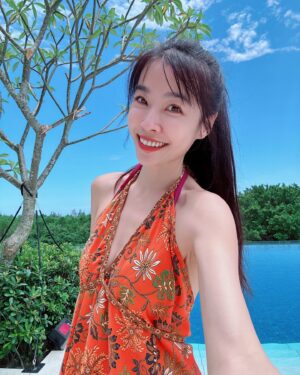 Kelly Huang Instagram - 我是雲林的女兒小嫻！
邀請大家一起救救植物人！
幫助我的家鄉創世基金會斗六院，
救一位植物人等於幫助到植物人背後的弱勢家庭，
您的一份愛心都是給予這些弱勢家庭，
能有反轉人生的機會。

雲林相較大都會地區資源募集不易，
而目前斗六院服務42位植物人、
在宅服務個案人數約136位

小嫻拜託大家如果行有餘力
邀請大家支持創世基金會斗六院「良膳布施」，
每天10塊錢 每月定期定額300元，
或是隨喜不限金額200元或是100元小額定期捐款，
就能讓植物人補足一日營養所需，
讓植物人照顧服務細水長流，
讓弱勢家庭得以喘息，
讓我們一起布施~

l  愛心支持請點選https://reurl.cc/Kempy9良膳布施需要您的支持！
 
l  戶名:創世基金會(註明:良膳布施118)
 郵政劃撥帳號：22322998
l  ATM(網銀)轉帳：台灣銀行/城中分行（004）
帳號0450-0494-3657
  戶名:財團法人創世社會福利基金會
l  愛心聯繫: 創世基金會-斗六分院
地址：雲林縣斗六市公正街39號
  愛心專線☎(05）5377-855分機118布施小組
