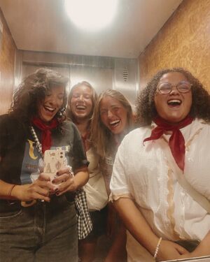 Kenza Saïb Couton Instagram - AOÛT (miss you already) ❤️💃🏽 

Ps : la 8ème, si j’étais Targeryenne… bah non en fait. 🐉😂