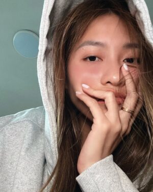 Khả Ngân Instagram - Lễ năm nay lành lạnh....🧵🧵🧵