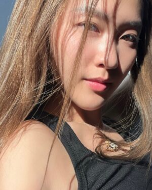 Khả Ngân Instagram - Lễ năm nay lành lạnh....🧵🧵🧵