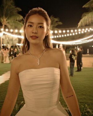 Khả Ngân Instagram - Sáng quậy xíu hoy tối lại làm công chúa ý mà😜😜😜
@rinbychungthanhphong 
MUA: @uyentranmakeup Anh Thi - Mỹ Linh - Hữu Lân
Stylist: @daonhuquynh 
Jewelry: @maisondebijoux.official
