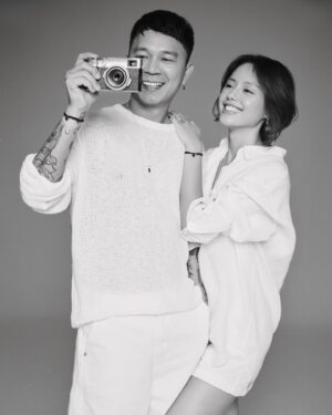 Khánh Linh Instagram - Tháng 9 này, mình cùng trao nhau 1 lời hứa với LOUIS VUITTON và UNICEF trong chiến dịch #MAKEAPROMISE nha!

Chúng mình rất vui được góp phần nhỏ vào chiến dịch đầy ý nghĩa này ❤️

Khẳng định cam kết lâu dài vớiUNICEF, Louis Vuitton hợp tác cùng Đại sứ thương hiệu Millie Bobby Brown để ra mắt các thiết kế mới thuộc bộ sưu tập trang sức Silver Lockit.Bộ sưu tập Silver Lockit lần này tái hiện ổ khóa biểu tượng của Louis Vuitton trên thiết kế vòng tay, dây chuyền và lần đầu tiên có khuyên tai. Mỗi chiếc ổ khóa đều được khắc chữ LEARN - một từ đầy ý nghĩa do Millie Bobby Brown lựa chọn với thông điệp thắp sáng hy vọng và mở ra con đường dẫn đến tự do cho trẻ em kém may mắn.

Được ra mắt vào năm 2016, “cái nắm tay” giữa LOUIS VUITTON và UNICEF mang đến sự hỗ trợ nhân đạo cứu sinh cho những trẻ em dễ bị tổn thương trên khắp thế giới, bao gồm các chương trình khẩn cấp của UNICEF nhằm ứng phó kịp thời với các tình huống khẩn cấp hoặc thảm họa trên toàn cầu.

Như một phần của chiến dịch #MAKEAPROMISE, Louis Vuitton ra mắt bộ sưu tập trang sức Silver Lockit hàng năm, được thiết kế đặc biệt để gây quỹ cho UNICEF. Mỗi chiếc Silver Lockit được bán ra sẽ đóng góp từ 100 đến 200 đô la cho UNICEF, tùy thuộc vào bộ sưu tập. Kể từ khi bắt đầu mối quan hệ hợp tác, các bộ sưu tập phiên bản giới hạn mới của vòng tay Silver Lockit đã được ra mắt hàng năm để hỗ trợ UNICEF trong nỗ lực bảo vệ trẻ em trên khắp thế giới.

Thông qua mối quan hệ hợp tác sáng tạo này, Louis Vuitton đã quyên góp hơn 22 triệu đô la cho UNICEF, chủ yếu thông qua việc bán vòng tay Silver Lockit, giúp hỗ trợ nhiều hoạt động ứng phó khẩn cấp khác nhau!

#LVforUNICEF #MAKEAPROMISE #InternationalDayofCharity