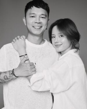 Khánh Linh Instagram - Tháng 9 này, mình cùng trao nhau 1 lời hứa với LOUIS VUITTON và UNICEF trong chiến dịch #MAKEAPROMISE nha!

Chúng mình rất vui được góp phần nhỏ vào chiến dịch đầy ý nghĩa này ❤️

Khẳng định cam kết lâu dài vớiUNICEF, Louis Vuitton hợp tác cùng Đại sứ thương hiệu Millie Bobby Brown để ra mắt các thiết kế mới thuộc bộ sưu tập trang sức Silver Lockit.Bộ sưu tập Silver Lockit lần này tái hiện ổ khóa biểu tượng của Louis Vuitton trên thiết kế vòng tay, dây chuyền và lần đầu tiên có khuyên tai. Mỗi chiếc ổ khóa đều được khắc chữ LEARN - một từ đầy ý nghĩa do Millie Bobby Brown lựa chọn với thông điệp thắp sáng hy vọng và mở ra con đường dẫn đến tự do cho trẻ em kém may mắn.

Được ra mắt vào năm 2016, “cái nắm tay” giữa LOUIS VUITTON và UNICEF mang đến sự hỗ trợ nhân đạo cứu sinh cho những trẻ em dễ bị tổn thương trên khắp thế giới, bao gồm các chương trình khẩn cấp của UNICEF nhằm ứng phó kịp thời với các tình huống khẩn cấp hoặc thảm họa trên toàn cầu.

Như một phần của chiến dịch #MAKEAPROMISE, Louis Vuitton ra mắt bộ sưu tập trang sức Silver Lockit hàng năm, được thiết kế đặc biệt để gây quỹ cho UNICEF. Mỗi chiếc Silver Lockit được bán ra sẽ đóng góp từ 100 đến 200 đô la cho UNICEF, tùy thuộc vào bộ sưu tập. Kể từ khi bắt đầu mối quan hệ hợp tác, các bộ sưu tập phiên bản giới hạn mới của vòng tay Silver Lockit đã được ra mắt hàng năm để hỗ trợ UNICEF trong nỗ lực bảo vệ trẻ em trên khắp thế giới.

Thông qua mối quan hệ hợp tác sáng tạo này, Louis Vuitton đã quyên góp hơn 22 triệu đô la cho UNICEF, chủ yếu thông qua việc bán vòng tay Silver Lockit, giúp hỗ trợ nhiều hoạt động ứng phó khẩn cấp khác nhau!

#LVforUNICEF #MAKEAPROMISE #InternationalDayofCharity