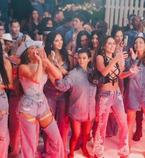 Khloé Kardashian Instagram - Throwback to the best night ever! All hail @snoopdogg 🩵👑