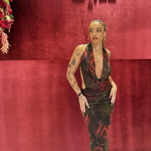 Kiana Ledé Instagram - Red is my favorite color 🥀
😉