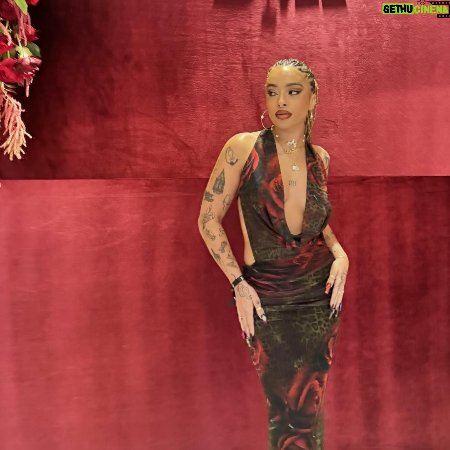 Kiana Ledé - 15.3K Likes - Red is my favorite color 🥀
😉