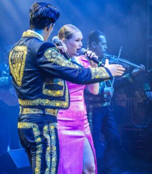 Kika Edgar Instagram - Mil gracias Querétaro por ser parte de una gran fiesta patria! Viva México! 🇲🇽 Gracias @mariachigamamil ! Son lo máximo! Gracias por la organización @idevymark y @pedro.ar28 Además al @gobiernoqueretaro por la invitación !

📸: @valezukaa
