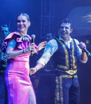 Kika Edgar Instagram - Mil gracias Querétaro por ser parte de una gran fiesta patria! Viva México! 🇲🇽 Gracias @mariachigamamil ! Son lo máximo! Gracias por la organización @idevymark y @pedro.ar28 Además al @gobiernoqueretaro por la invitación !

📸: @valezukaa