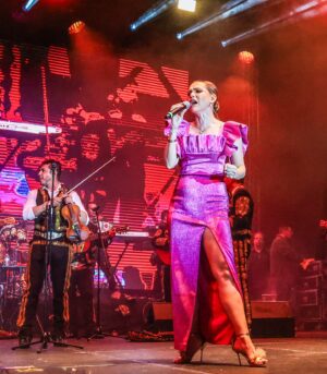 Kika Edgar Instagram - Mil gracias Querétaro por ser parte de una gran fiesta patria! Viva México! 🇲🇽 Gracias @mariachigamamil ! Son lo máximo! Gracias por la organización @idevymark y @pedro.ar28 Además al @gobiernoqueretaro por la invitación !

📸: @valezukaa