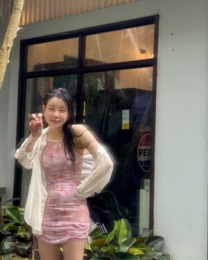 Kim Ah-young Instagram - 아빠한테 전화가 왔다 축하한다고 그래서 내가 물었다 뭐를?? 드라마?? 아니 인스타 20만 된거!! 엄청웃었더니 아빠는 아영이의 1호팬이라고 했다 아빠가 너무 귀여웠다 그래서 20만기념 20장 이모저모✌🏻🌼 .🍃🐶🌸📝⚽️😈✏️🍭👙💛