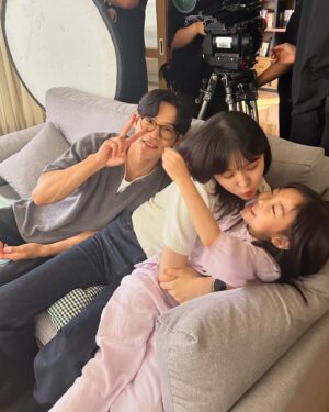 Kim Ji-eun Instagram - 모음이 모음zip.(2) [with. 연두 연두아빠] 
토, 일 9:20 @tvn_drama ❤️ #엄마친구아들