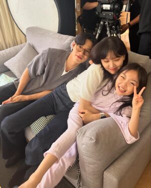 Kim Ji-eun Instagram - 모음이 모음zip.(2) [with. 연두 연두아빠] 
토, 일 9:20 @tvn_drama ❤️ #엄마친구아들