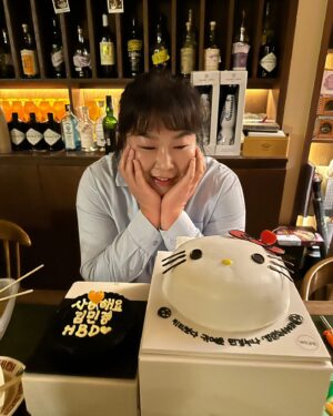 Kim Min-kyoung Instagram - 2024  내 생일을 축하해주신 모든분들 감사합니다♡
올해는 뭔가  생일이 뭐 대단한것도 아니고 그냥 지나가는 하루일뿐이다.. 생각하고 지나칠려고 했는데... 내친구들은 잊지않고 날 찾아주었고
멋진 이벤트도 준비해주었다
난 진짜 복 받은 사람이야ㅜㅜ
내가 니들이준 사랑에 비해 많이 부족하지만
아낌없이 주는 사람이 될께~
내가 열심히 살아야하는 이유가 되어버린
내친구들~~ 고마워♡♡♡♡