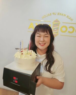Kim Min-kyoung Instagram - 2024  내 생일을 축하해주신 모든분들 감사합니다♡
올해는 뭔가  생일이 뭐 대단한것도 아니고 그냥 지나가는 하루일뿐이다.. 생각하고 지나칠려고 했는데... 내친구들은 잊지않고 날 찾아주었고
멋진 이벤트도 준비해주었다
난 진짜 복 받은 사람이야ㅜㅜ
내가 니들이준 사랑에 비해 많이 부족하지만
아낌없이 주는 사람이 될께~
내가 열심히 살아야하는 이유가 되어버린
내친구들~~ 고마워♡♡♡♡