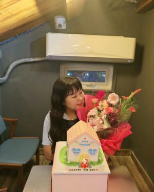 Kim Min-kyoung Instagram - 2024  내 생일을 축하해주신 모든분들 감사합니다♡
올해는 뭔가  생일이 뭐 대단한것도 아니고 그냥 지나가는 하루일뿐이다.. 생각하고 지나칠려고 했는데... 내친구들은 잊지않고 날 찾아주었고
멋진 이벤트도 준비해주었다
난 진짜 복 받은 사람이야ㅜㅜ
내가 니들이준 사랑에 비해 많이 부족하지만
아낌없이 주는 사람이 될께~
내가 열심히 살아야하는 이유가 되어버린
내친구들~~ 고마워♡♡♡♡