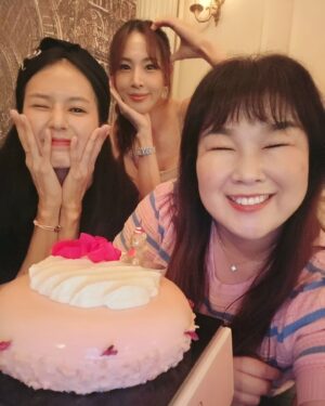 Kim Min-kyoung Instagram - 2024  내 생일을 축하해주신 모든분들 감사합니다♡
올해는 뭔가  생일이 뭐 대단한것도 아니고 그냥 지나가는 하루일뿐이다.. 생각하고 지나칠려고 했는데... 내친구들은 잊지않고 날 찾아주었고
멋진 이벤트도 준비해주었다
난 진짜 복 받은 사람이야ㅜㅜ
내가 니들이준 사랑에 비해 많이 부족하지만
아낌없이 주는 사람이 될께~
내가 열심히 살아야하는 이유가 되어버린
내친구들~~ 고마워♡♡♡♡
