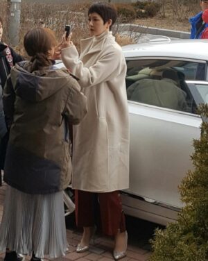 Kim Seon-a Instagram - 요즘 친구들에게는 김삼순=김선아 보단 
박복자 =김선아라는 게 더 익숙하다고 한다~~😅

#내이름은김삼순 #품위있는그녀
두 작품 모두 연출해주신 존경하는 김윤철감독님~~🙏
두 작품이 같은 감독님인줄 모르는 분들이 많기에~~~🙏🙏

#2024내이름은김삼순 #wavve

ps:He Was Beautiful - Cleo Laine
김윤철감독님과의 첫번째 작품 ‘그녀의화분no.1에 나오는 곡👍