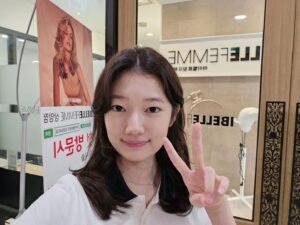 Kim Su-in Instagram - 수인♡
.
.방학끝~
.학교갈 준비
.막길렀던 머리도  정리하고 깔끔💕
.셀카로 사진찍어 보내주는 수인.. 편하구낭😁
.
.
.수인이가  12년째  다니고있는 
#아이벨르팜므상암dmc  @ibf_dmc
.가족이 잘아는 지인 이기도하지만  금손이신 대표님 짱👍