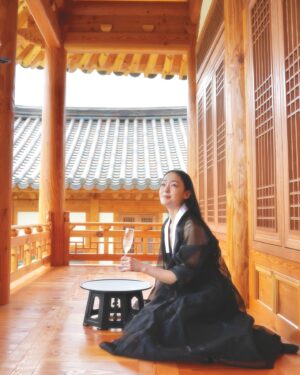 Kim Yoon-ah Instagram - 첫눈에도 귀한 인연들이 있다. 
존경하는 선생님들 꽃길만 걸으소서.

#서담화
#소프라노박혜상
#더한옥헤리티지하우스