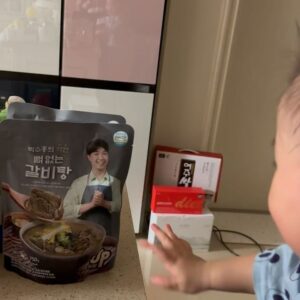 Kim Young-hee Instagram - 씽씽이 이제 잘타는 해서 
두번째 영상에 시동 두번 걸고 출발하는거 너무 웃겨🤣
광장에 버려진 쓰레기 쓰레기통에 넣고 개미구경도 했더니
금새 깜깜해 졌네요 
나도 무서운데 용감한 해서 일단 가자고 ㅋㅋ
집에와서 수홍삼촌 한테 인사하고 한그릇 했네요~