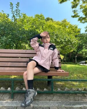 Kim Yu-ha Instagram - #광고 @thenorthfacekids_kr

노스페이스 키즈 바람막이는 기본템 아닙니까~

코디도 만능인데 방수 및 투습 기능이 뛰어난 소재의 DRYVENT 자켓으로 야외 활동에 찰떡쿵!! 비오는 날씨에도 옷 안이 젖지 않아 쾌적하고 통기성도 좋아 답답함 제로! 
여유 있는 핏이라 활동성 많은 우리 아이들에게 딱이랍니다.

밑단 스트링과 소맷단 벨크로로 핏 조절해서 좀 더 러블리한 느낌으로다가 착용했어용💗💗

📍노스페이스 키즈 마운틴 자켓 / 페일 핑크 컬러 

#노스페이스 #노스페이스키즈 #키즈마운틴자켓 #키즈바람막이 #남아바람막이 #여아바람막이 #키즈바람막이추천 #주니어바람막이 #키즈자켓 #간절기바람막이 #키즈가을자켓 #남아바람막이추천 #여아바람막이추천 #키즈코디 #키즈룩 #키즈옷 #키즈스타일 #키즈코디 #키즈데일리룩 #키즈패션 #새학기코디 #초등학생옷 #초등학생패션 #주니어옷#키즈브랜드