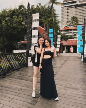 Kimberley Chen Instagram - 這裡很熱但又很涼🏝️ 

逃避最好的一種 ✨