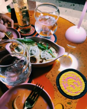 Kimberley Chen Instagram - 這裡很熱但又很涼🏝️ 

逃避最好的一種 ✨
