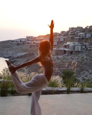 Klelia Andriolatou Instagram - Quiet mind 🤍🧿
#yogapractice @christinaexarchou @vassia_kostara @ookeaisland @davlas_pr #exceptionaloneoffs