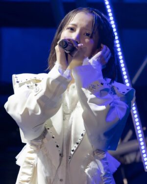 Kojima Karin Instagram - #ThisisNMB48 
in日比谷野外大音楽堂 🎤🫧
⁡
⁡
2年ぶりの野音!!やっぱり最高でした!!🥺
今年の夏の終わりを最高のステージで締めくくる事が出来て、幸せです!! 一緒にこの時間を過ごしてくれて本当にありがとうございました🤍
⁡
ユニットコーナーでは大好きな曲の
平山teamN #夏のDestination をソロVer.で披露しました!! 真っ赤に染った景色を目の前に、全身で皆さんからの愛を感じながら歌ったこの曲は、またさらに大切な曲になりました♡
⁡
さらに！！！
新曲 #がんばらぬわい の初披露も!!💗
皆さんの期待をいい意味で裏切る事が出来て、
そのリアルな反応を直接感じられてなんだか嬉しかったです🫢笑 
⁡
インパクト強すぎて歌詞が入ってこないかもしれませんが、実はかなり考えさせられる深〜い曲となってます!!😂 皆さんと一緒にライブで踊る日が来たらいいな〜なんて思ったり…!!
⁡
発売が待ち遠しいです🎀
⁡
⁡
最後にひとつ…！皆さんお気づきかな〜？
1曲目からいつもと違う所があったんです( ¯ ¯ )ᐝ
⁡
オープニング衣装で、今回のライブの為に新たにかわいい髪飾りを作ってくださったんですーっ!!🥺‪❁⃘*.ﾟ 
⁡
かわいいっかわいいっ！！！！