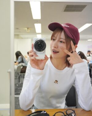 Kojima Karin Instagram - ピンマイクと開きっぱの鞄が気になりますが…🫠
⁡
⁡
#RINNU AW新作のクロップドロンT🏷
シンプルに1枚で着るのはもちろん、
着回ししやすいワンポイントデザインでおすすめ!!
⁡
⁡
#ロンT #クロップド #クロップドロンT 
#moussy #ボブ #ボブヘアー