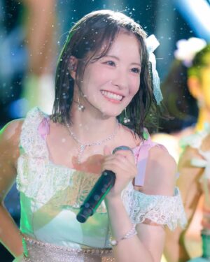 Kojima Karin Instagram - #ThisisNMB48 
in日比谷野外大音楽堂 🎤🫧
⁡
⁡
2年ぶりの野音!!やっぱり最高でした!!🥺
今年の夏の終わりを最高のステージで締めくくる事が出来て、幸せです!! 一緒にこの時間を過ごしてくれて本当にありがとうございました🤍
⁡
ユニットコーナーでは大好きな曲の
平山teamN #夏のDestination をソロVer.で披露しました!! 真っ赤に染った景色を目の前に、全身で皆さんからの愛を感じながら歌ったこの曲は、またさらに大切な曲になりました♡
⁡
さらに！！！
新曲 #がんばらぬわい の初披露も!!💗
皆さんの期待をいい意味で裏切る事が出来て、
そのリアルな反応を直接感じられてなんだか嬉しかったです🫢笑 
⁡
インパクト強すぎて歌詞が入ってこないかもしれませんが、実はかなり考えさせられる深〜い曲となってます!!😂 皆さんと一緒にライブで踊る日が来たらいいな〜なんて思ったり…!!
⁡
発売が待ち遠しいです🎀
⁡
⁡
最後にひとつ…！皆さんお気づきかな〜？
1曲目からいつもと違う所があったんです( ¯ ¯ )ᐝ
⁡
オープニング衣装で、今回のライブの為に新たにかわいい髪飾りを作ってくださったんですーっ!!🥺‪❁⃘*.ﾟ 
⁡
かわいいっかわいいっ！！！！
