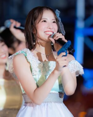 Kojima Karin Instagram - #ThisisNMB48 
in日比谷野外大音楽堂 🎤🫧
⁡
⁡
2年ぶりの野音!!やっぱり最高でした!!🥺
今年の夏の終わりを最高のステージで締めくくる事が出来て、幸せです!! 一緒にこの時間を過ごしてくれて本当にありがとうございました🤍
⁡
ユニットコーナーでは大好きな曲の
平山teamN #夏のDestination をソロVer.で披露しました!! 真っ赤に染った景色を目の前に、全身で皆さんからの愛を感じながら歌ったこの曲は、またさらに大切な曲になりました♡
⁡
さらに！！！
新曲 #がんばらぬわい の初披露も!!💗
皆さんの期待をいい意味で裏切る事が出来て、
そのリアルな反応を直接感じられてなんだか嬉しかったです🫢笑 
⁡
インパクト強すぎて歌詞が入ってこないかもしれませんが、実はかなり考えさせられる深〜い曲となってます!!😂 皆さんと一緒にライブで踊る日が来たらいいな〜なんて思ったり…!!
⁡
発売が待ち遠しいです🎀
⁡
⁡
最後にひとつ…！皆さんお気づきかな〜？
1曲目からいつもと違う所があったんです( ¯ ¯ )ᐝ
⁡
オープニング衣装で、今回のライブの為に新たにかわいい髪飾りを作ってくださったんですーっ!!🥺‪❁⃘*.ﾟ 
⁡
かわいいっかわいいっ！！！！